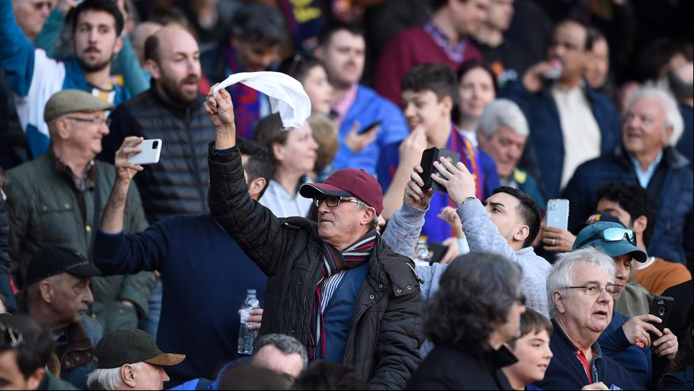 El Camp Nou recibe a Bartomeu con pañuelos y gritos de dimisión