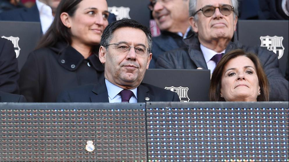 Un misterioso escudo del Madrid se cuela en el palco del Barça junto a Bartomeu