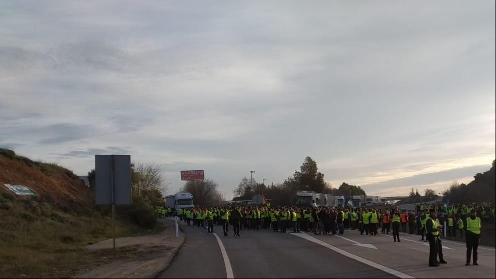 Olivareros de Jaén cortan la autovía de Andalucía en ambos sentidos