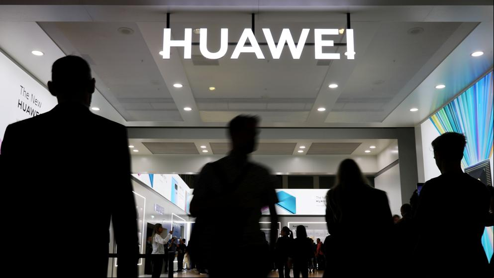 Huawei podría paralizar la donación de mascarillas a Europa por un polémico artículo de Borrell