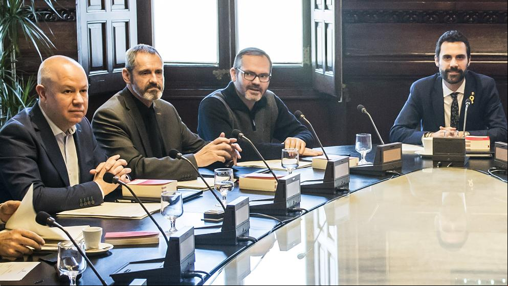 Un micrófono abierto juega una mala pasada a JxCat en la reunión de la Mesa del Parlament