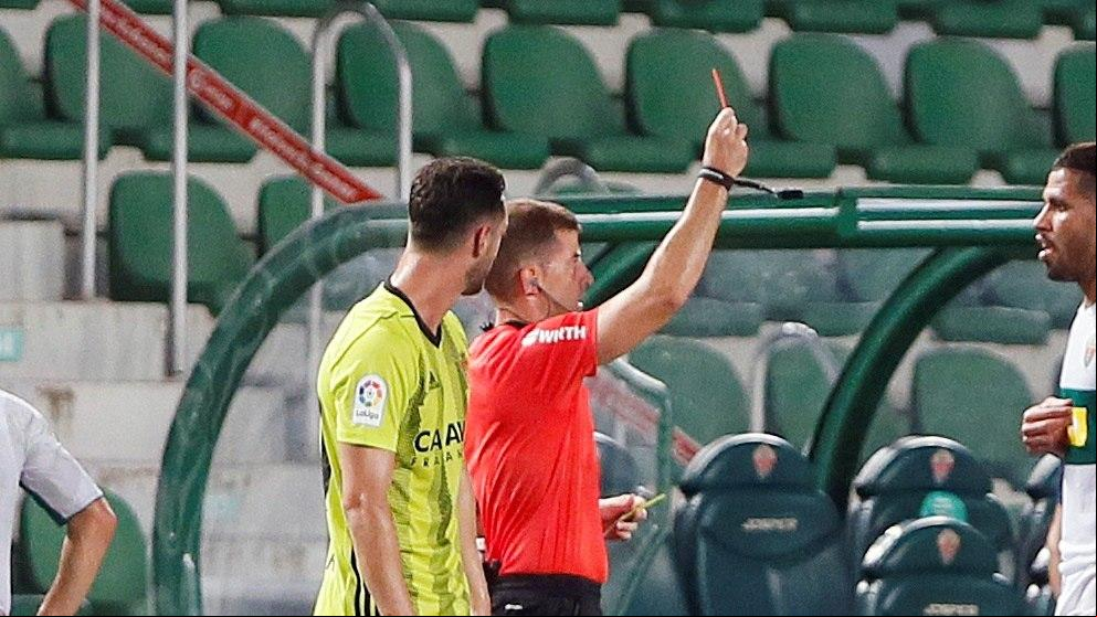 El Elche sobrevive a la expulsión de Jonathas ante un Zaragoza sin puntería