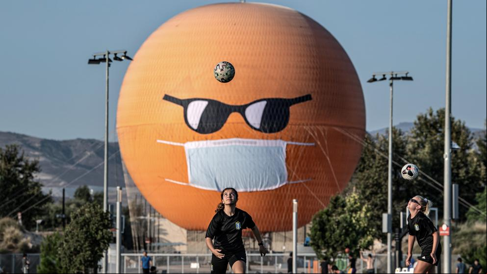 California usa un gigantesco globo naranja para concienciar sobre el coronavirus