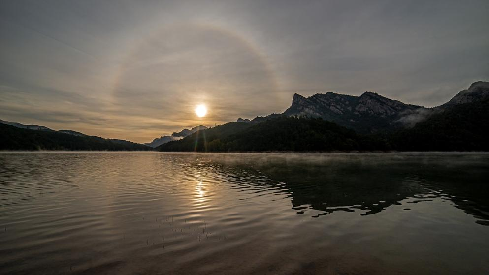 ¿Has visto alguna vez el espectacular halo solar en el embalse de la Baells?