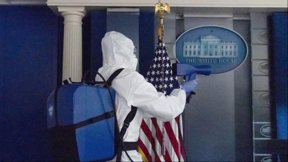La Casa Blanca desinfecta a fondo su sala de prensa tras la última ola de contagios