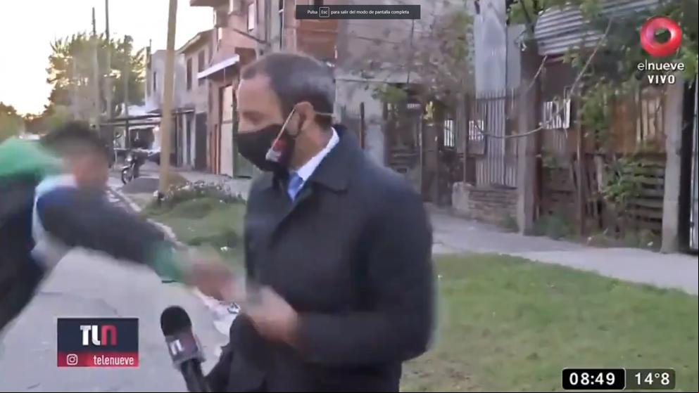 Roban el móvil a un reportero en pleno directo y la persecución se vuelve viral