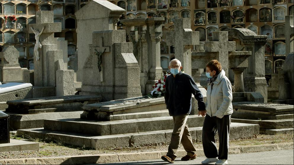 Escasa afluencia de público en los cementerios catalanes en un día de Todos los Santos atípico