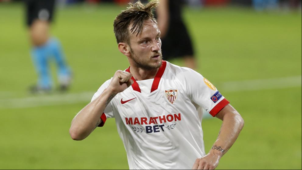 El Sevilla remonta en inferioridad y sigue la estela del Chelsea